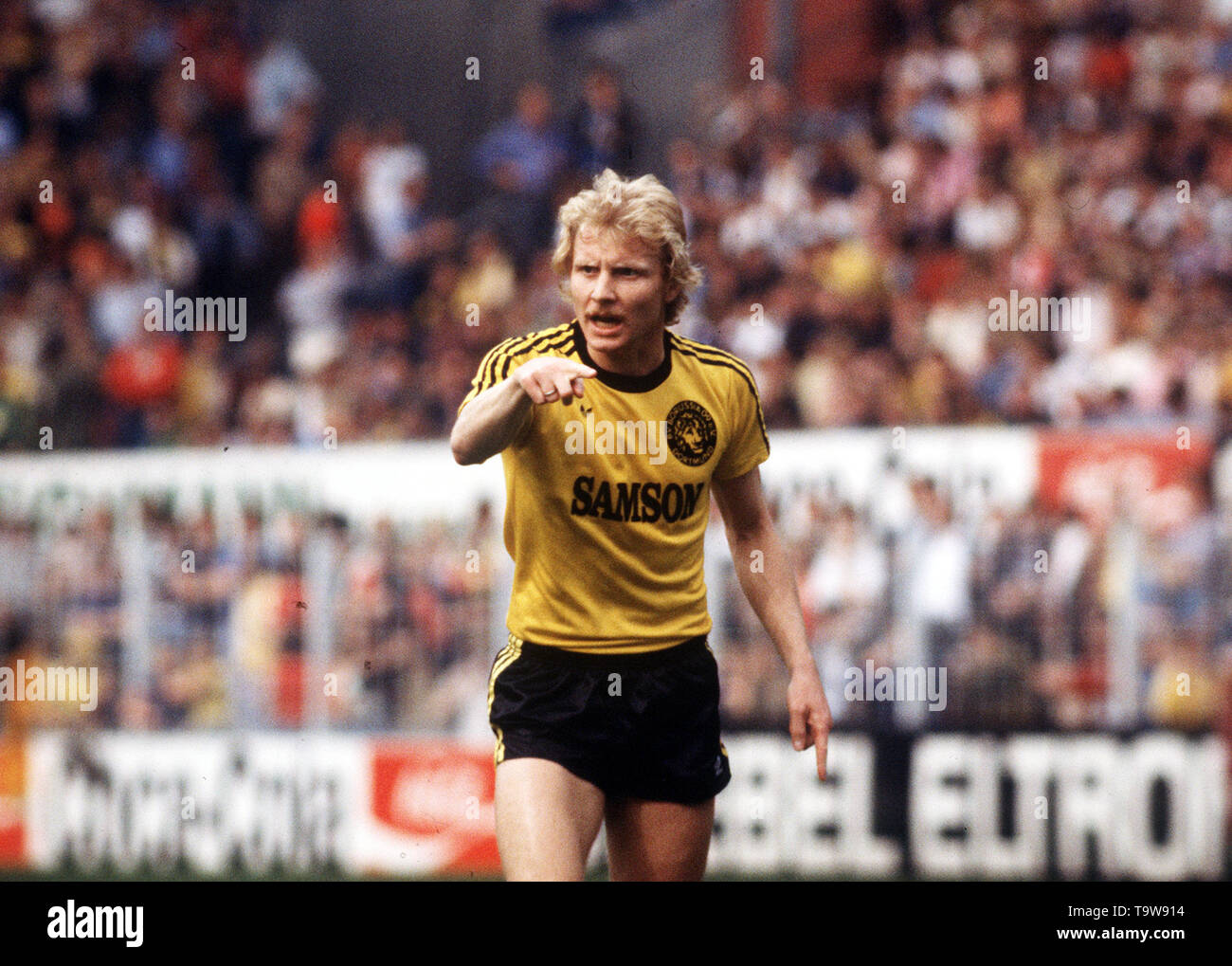 Manfred BURGSMUELLER est décédé à l'âge de 69 ans étonnant. Archives photos ; Manfred BURGSMUELLER, Allemagne, joueur de football, BVB Borussia Dortmund, l'action, la moitié de la figure, QF, 08.11.1988. Dans le monde d'utilisation | Banque D'Images