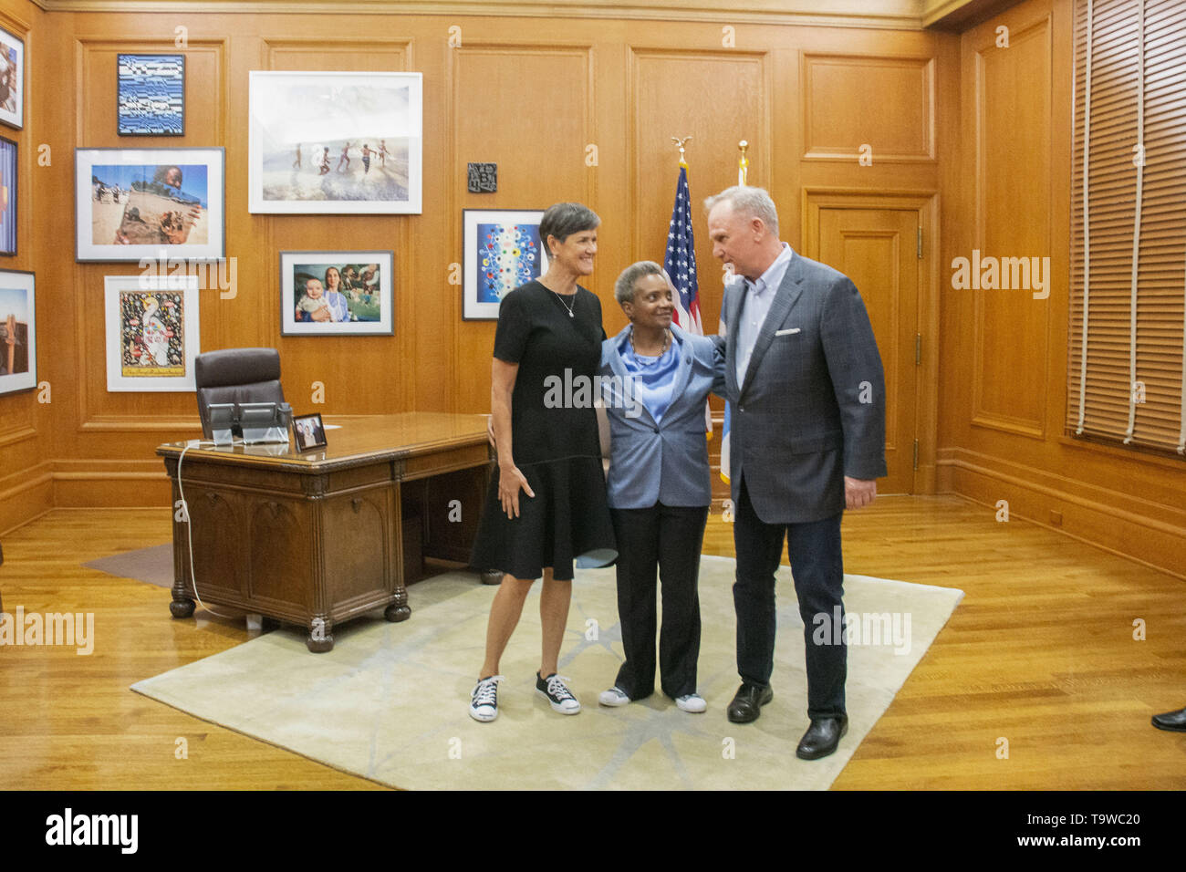 Chicago, Illinois, USA. 20 mai, 2019. Le jour de l'investiture, Lori Lightfoot, le maire de Chicago accueille le public dans son nouveau bureau à l'Hôtel de Ville avec son épouse Amy Eshleman. Elle promet la réforme à éliminer la corruption et de nettoyer le crime dans la ville des vents. Credit : Karen I. Hirsch/ZUMA/Alamy Fil Live News Banque D'Images