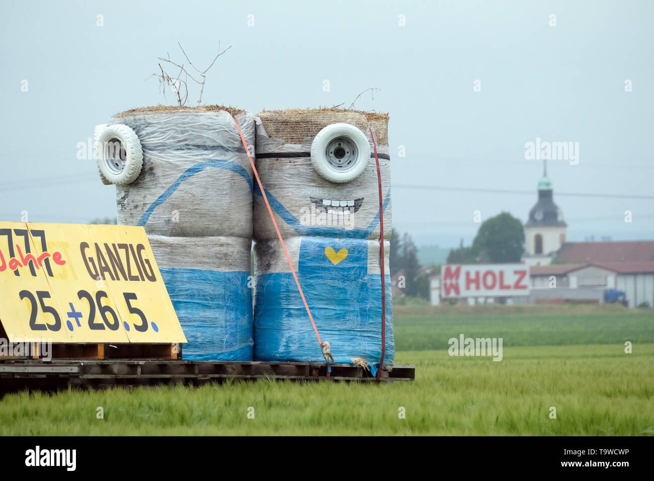 16 mai 2019, Saxe, Liebschützberg : larbins figures de ballots de paille, les roues de voiture et d'autres matériaux de décoration se tiennent sur un champ sur la Bundesstraße 6 entre Oschatz et Riesa. L'installation fait la promotion de la fête du village '777Jahre Ganzig' prévue le 25 et 26 mai 2019, district de Liebschützberg. Photo : Sebastian Willnow/dpa-Zentralbild/dpa Banque D'Images