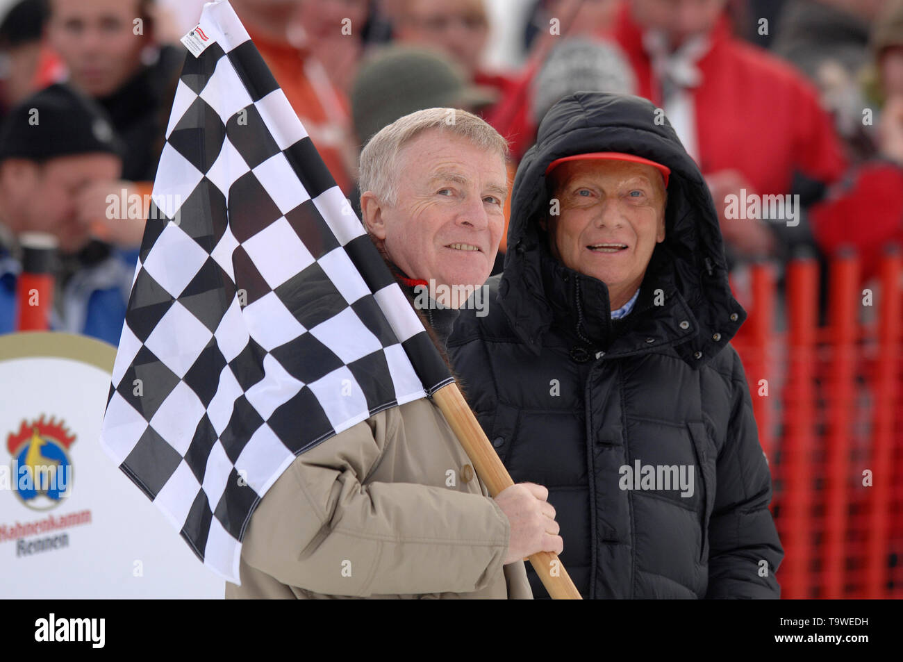 Niki Lauda est décédé à l'âge de 70 ans Max Mosley, GBR, le président de la FIA, avec drapeau à damiers, En conversation avec Niki Lauda à l'organisme de bienfaisance de la race. 68e course du Hahnenkamm à Kitzbuehel, downhill, 19.01.2008.Ski Alpin . Ã,Â | conditions dans le monde entier Banque D'Images
