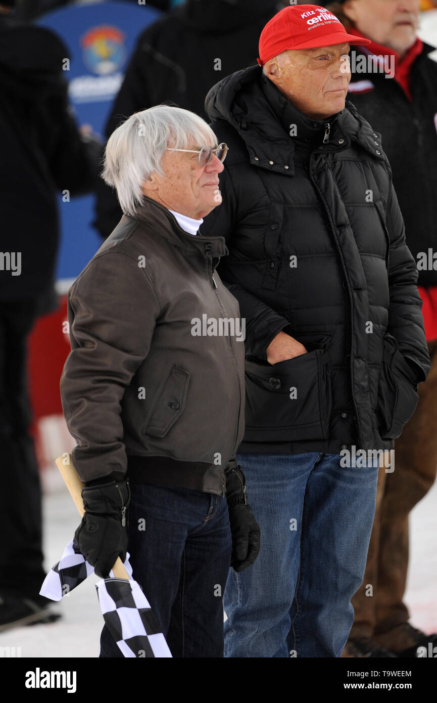 Niki Lauda est décédé à l'âge de 70 Patron de Formule 1 Bernie Ecclestone (GBR, à gauche) avec drapeau à damiers -re : Niki Lauda (AUT) à l'occasion de la course de bienfaisance Kitz, le ski alpin, Hahnekamm, 2010 course du Hahnenkamm, Kitzbühel, ski, Streif le 23.01. de l'année 2010. Ã,Â | conditions dans le monde entier Banque D'Images