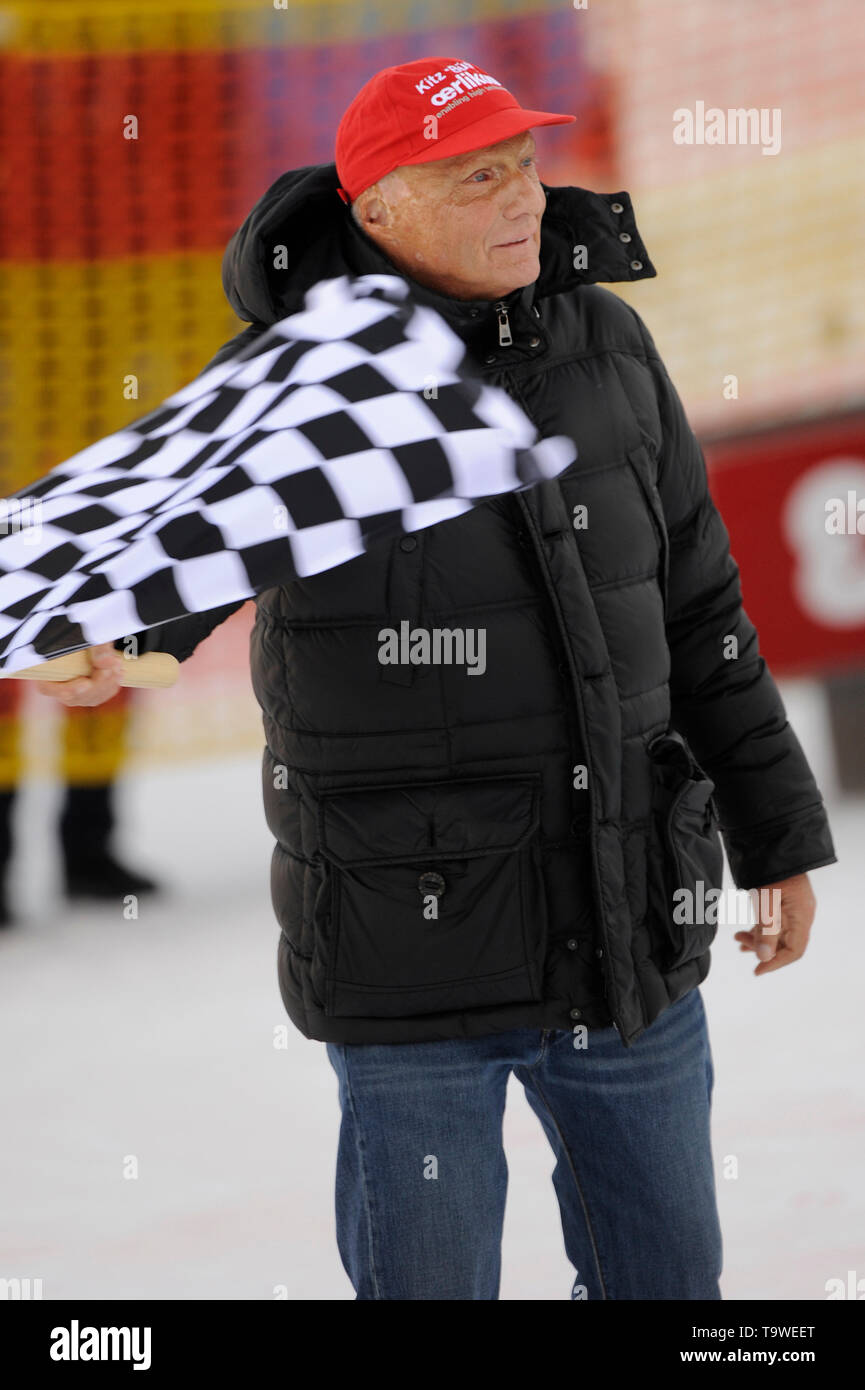Niki Lauda est décédé à l'âge de 70 Niki Lauda (AUT) avec drapeau à damiers à l'occasion de la course de bienfaisance Kitz, le ski alpin, Hahnekamm, 2010 course du Hahnenkamm, Kitzbühel, Ski Streif, le 23.01.2010. Ã,Â | conditions dans le monde entier Banque D'Images