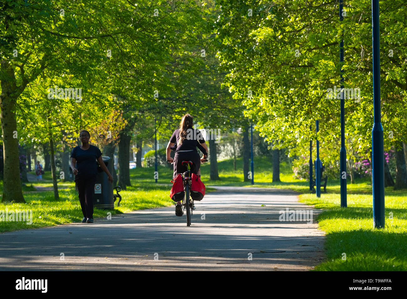 Aberystwyth au Pays de Galles, Royaume-Uni mardi 21 mai 2019 UK Weather : vélo sur les gens les Plas Crug park par un beau matin ensoleillé, au début d'une autre journée de printemps chaud soleil à Aberystwyth au Pays de Galles. La météo est très bien pour les jours à venir , avec des périodes de chaleur du soleil, avec des températures qui atteignent le faible entre 20 degrés Celsius dans certaines régions du sud Moyen-Orient Crédit photo : Keith Morris / Alamy Live News Banque D'Images