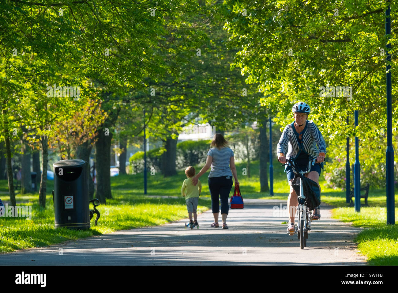 Aberystwyth au Pays de Galles, Royaume-Uni mardi 21 mai 2019 UK Weather : vélo sur les gens les Plas Crug park par un beau matin ensoleillé, au début d'une autre journée de printemps chaud soleil à Aberystwyth au Pays de Galles. La météo est très bien pour les jours à venir , avec des périodes de chaleur du soleil, avec des températures qui atteignent le faible entre 20 degrés Celsius dans certaines régions du sud Moyen-Orient Crédit photo : Keith Morris / Alamy Live News Banque D'Images