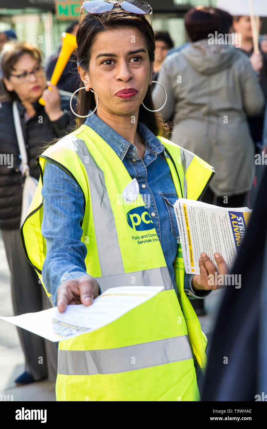 Londres, Royaume-Uni. 21 mai, 2019. Nettoyeurs externalisés appartenant au public et Commercial Services Union (PCS) qui travaillent au Ministère pour les affaires, l'énergie et de stratégie industrielle via ISS entrepreneurs et Aramark se tenir sur la ligne de piquetage, après le vote de manière décisive pour mener des actions pour quatre jours pour le London Living Wage et la fin de l'externalisation. Credit : Mark Kerrison/Alamy Live News Banque D'Images
