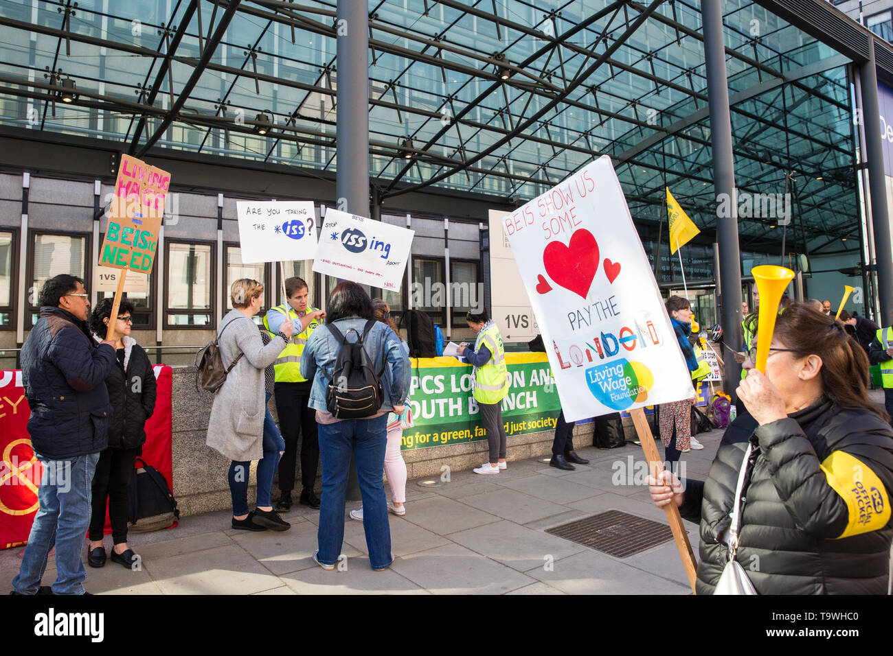 Londres, Royaume-Uni. 21 mai, 2019. Nettoyeurs externalisés appartenant au public et Commercial Services Union (PCS) qui travaillent au Ministère pour les affaires, l'énergie et de stratégie industrielle via ISS entrepreneurs et Aramark se tenir sur la ligne de piquetage, après le vote de manière décisive pour mener des actions pour quatre jours pour le London Living Wage et la fin de l'externalisation. Credit : Mark Kerrison/Alamy Live News Banque D'Images
