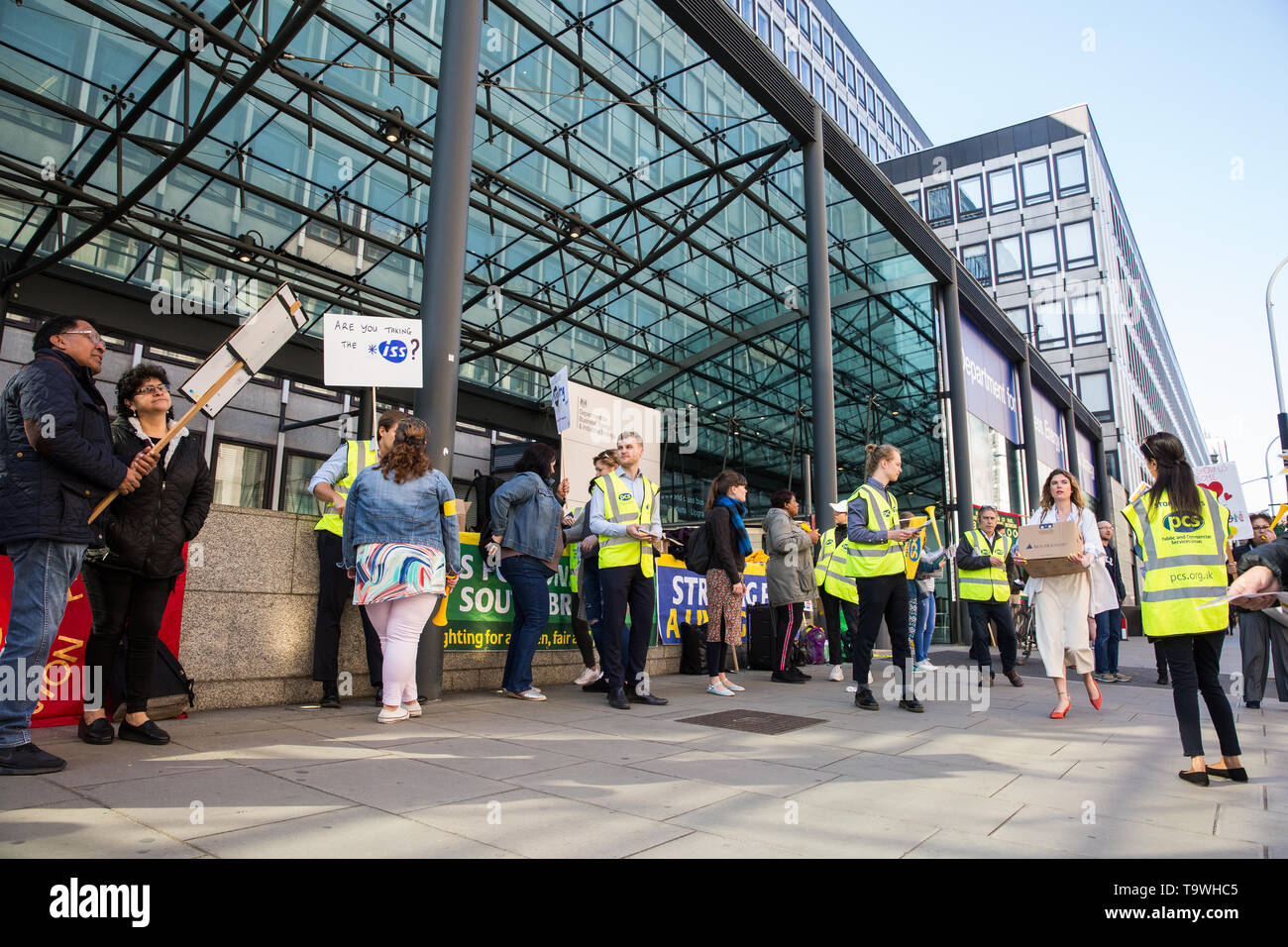 Londres, Royaume-Uni. 21 mai, 2019. Nettoyeurs externalisés appartenant au public et Commercial Services Union (PCS) qui travaillent au Ministère pour les affaires, l'énergie et de stratégie industrielle via ISS entrepreneurs et Aramark se tenir sur la ligne de piquetage, après le vote de manière décisive pour mener des actions pour quatre jours pour le London Living Wage et la fin de l'externalisation. Credit : Mark Kerrison/Alamy Live News Banque D'Images