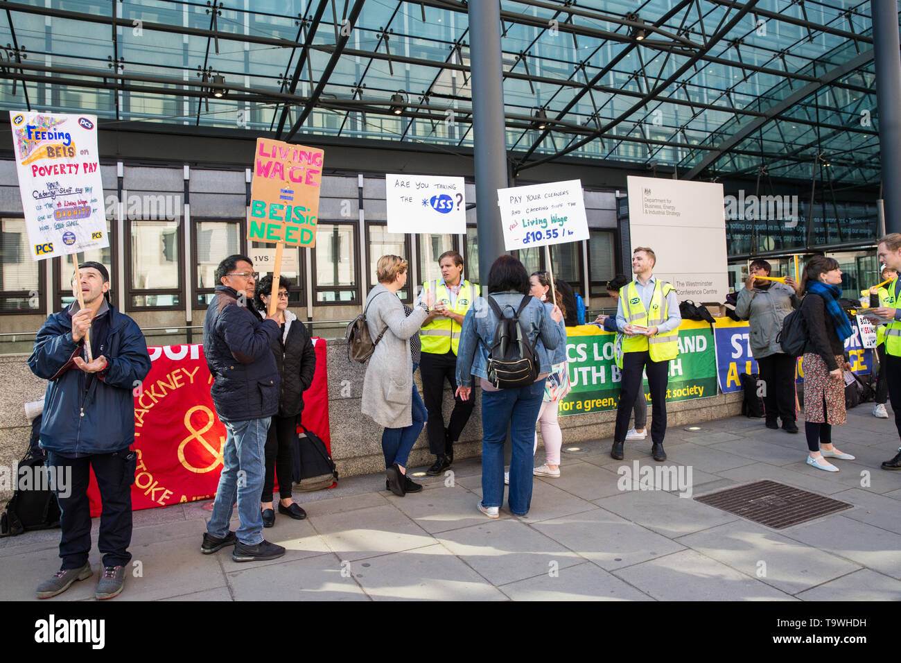 Londres, Royaume-Uni. 21 mai, 2019. Nettoyeurs externalisés appartenant au public et Commercial Services Union (PCS) qui travaillent au Ministère pour les affaires, l'énergie et de stratégie industrielle via ISS entrepreneurs et Aramark se tenir sur la ligne de piquetage, après le vote de manière décisive pour mener des actions pour quatre jours pour le London Living Wage et la fin de l'externalisation. Credit : Mark Kerrison/Alamy Live News Banque D'Images