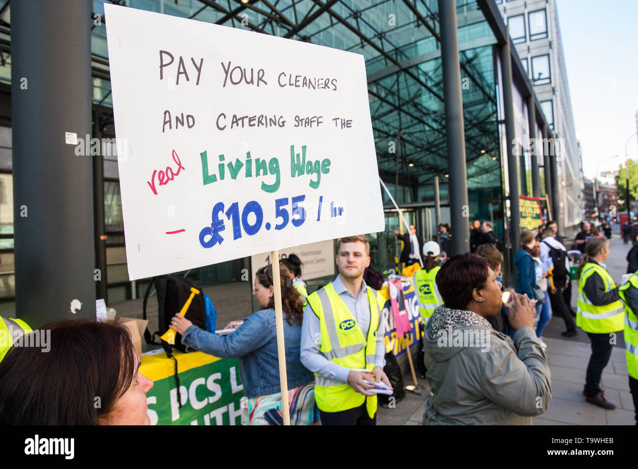 Londres, Royaume-Uni. 21 mai, 2019. Nettoyeurs externalisés appartenant au public et Commercial Services Union (PCS) qui travaillent au Ministère pour les affaires, l'énergie et de stratégie industrielle via ISS entrepreneurs et Aramark se tenir sur la ligne de piquetage, après le vote de manière décisive pour mener des actions pour quatre jours pour le London Living Wage et la fin de l'externalisation. Credit : Mark Kerrison/Alamy Live News Banque D'Images