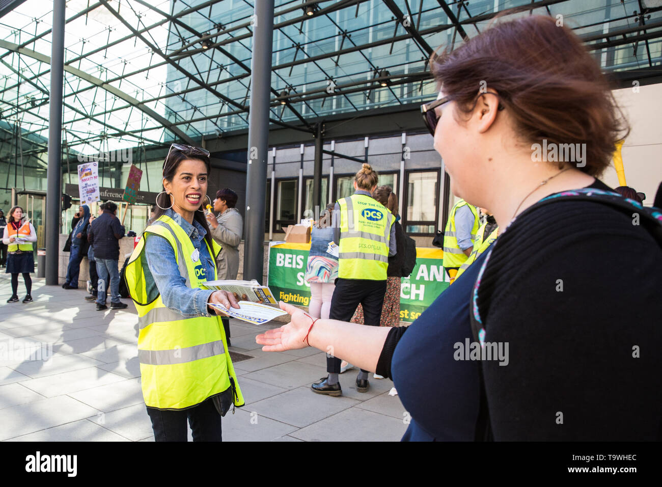 Londres, Royaume-Uni. 21 mai, 2019. Nettoyeurs externalisés appartenant au public et Commercial Services Union (PCS) qui travaillent au Ministère pour les affaires, l'énergie et de stratégie industrielle via ISS entrepreneurs et Aramark se tenir sur la ligne de piquetage, après le vote de manière décisive pour mener des actions pour quatre jours pour le London Living Wage et la fin de l'externalisation. Credit : Mark Kerrison/Alamy Live News Banque D'Images