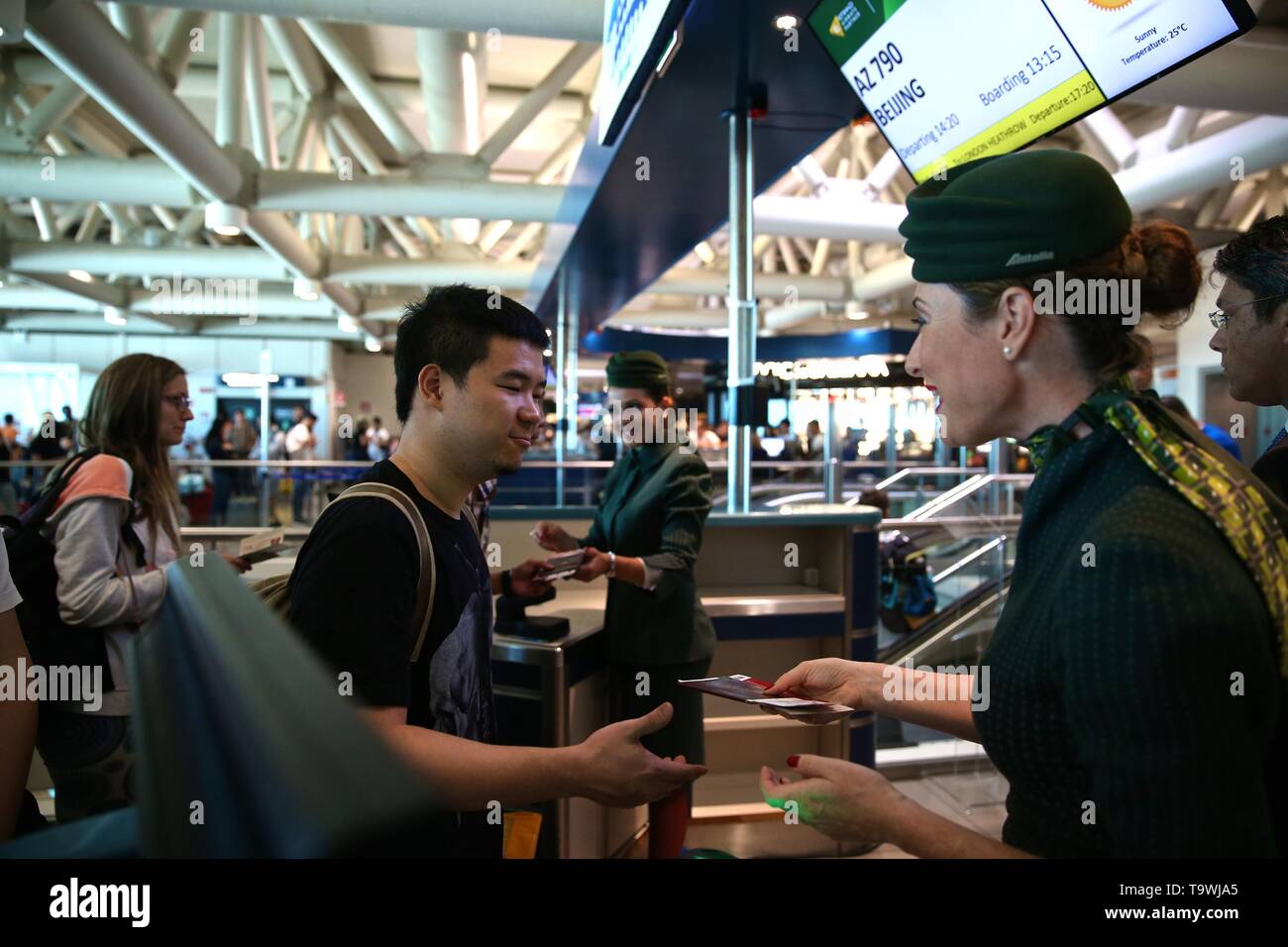 Beijing, l'Italie. 18 juillet, 2016. Un Chinois en chèques de compagnie aérienne italienne Alitalia a Rome-Beijing vol direct à Rome, Italie, le 18 juillet 2016. Credit : Jin Yu/Xinhua/Alamy Live News Banque D'Images