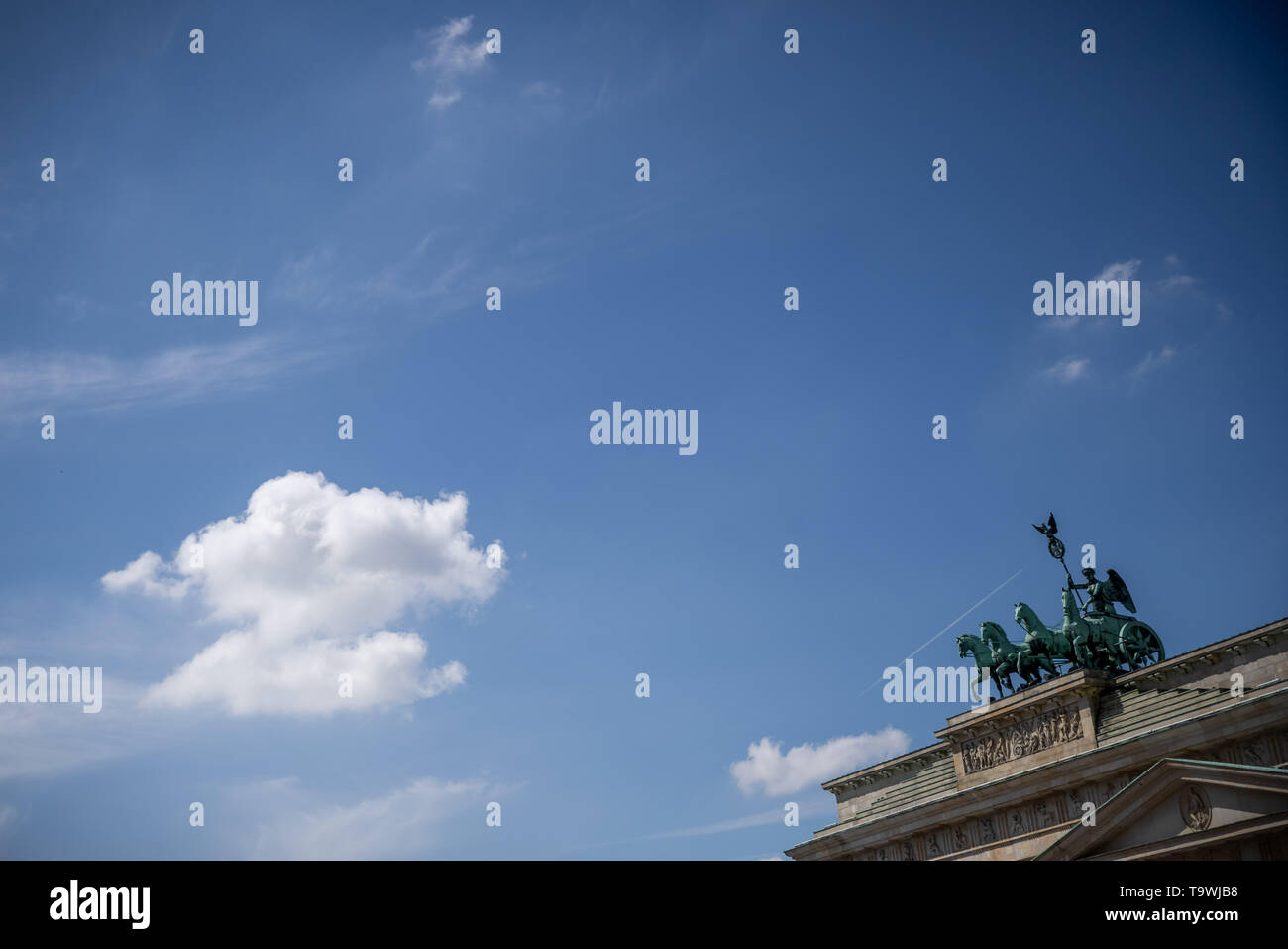 Berlin, Allemagne. 21 mai, 2019. Les nuages sont en mouvement sur la porte de Brandebourg avec le Quadrige. Crédit : Michael Kappeler/dpa/ZB/dpa/Alamy Live News Banque D'Images