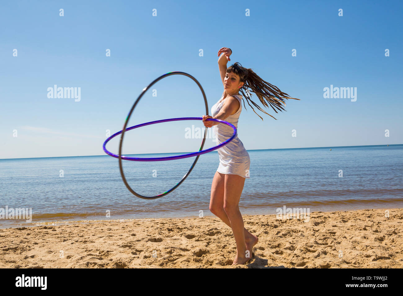 Southbourne, Bournemouth, Dorset, UK. 21 mai, 2019. Météo France : beau matin ensoleillé chaud comme Lottie Lucid effectue sa routine de hula hoop sur la plage à Southbourne, profiter de la chaleur du soleil dans sa mini-robe. Credit : Carolyn Jenkins/Alamy Live News Banque D'Images