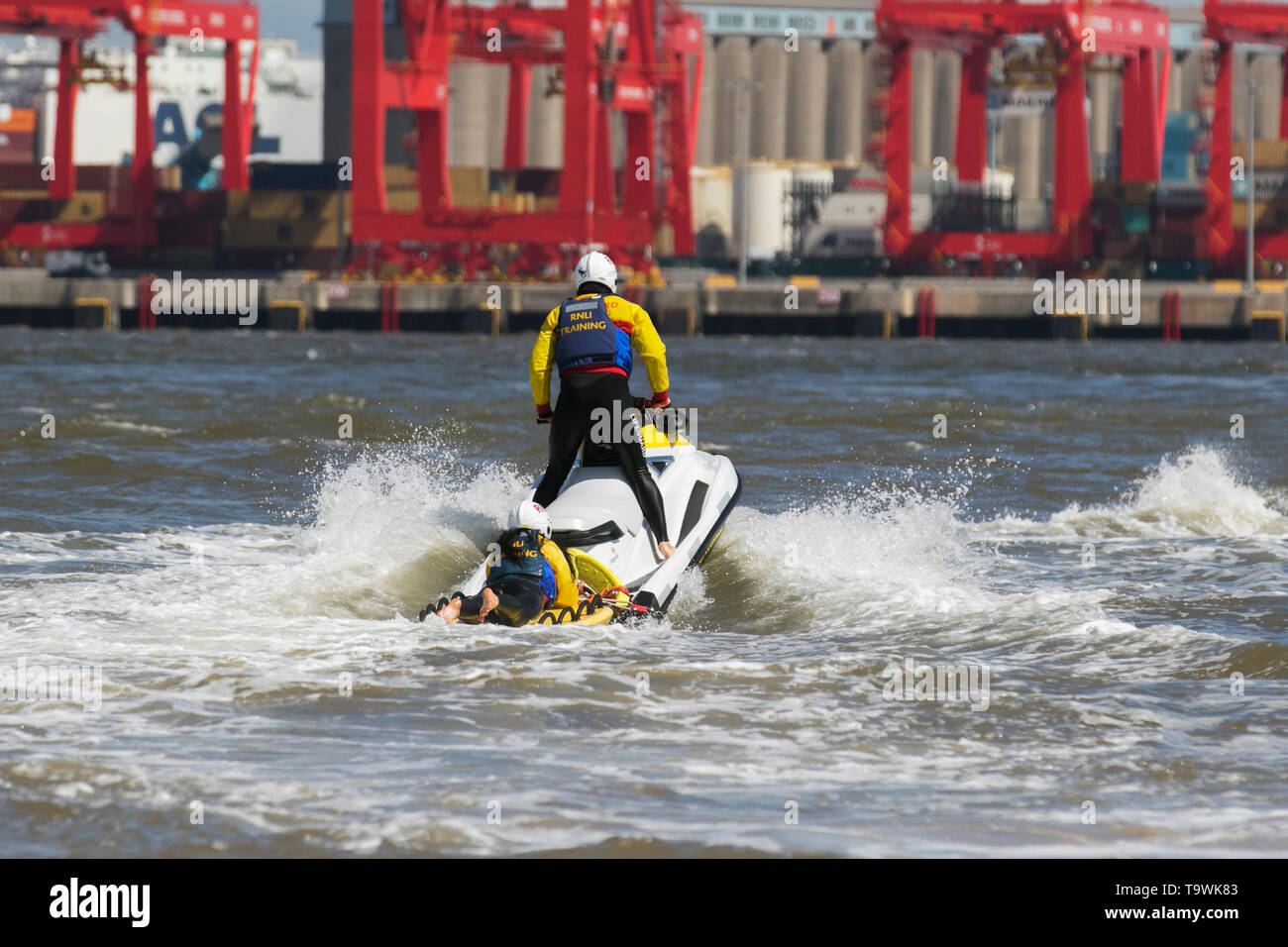 New Brighton, Wallasey. 21 mai, 2019. UK : Météo et que le soleil brille sur le Wirral Riverside. Formation de jetski de la RNLI et sauvetage sur la rivière Mersey à l'aide de Yamaha de plaisance. L'exercice était une simulation de l'embarcation de récupération d'une victime d'un accident de Jet Ski à grande vitesse avec la victime d'être d'abord traités sur l'embarcation à flot puis le transfert des soins à la rive en fonction des équipes. Credit : MediaWorldImages/Alamy Live News Banque D'Images