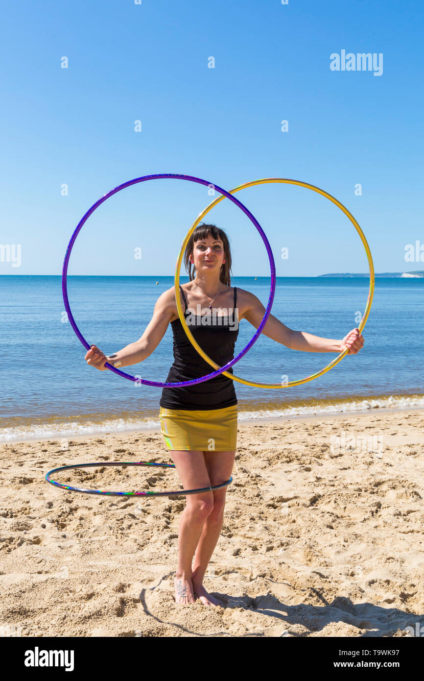 Southbourne, Bournemouth, Dorset, UK. 21 mai 2019. Météo France : beau matin ensoleillé chaud comme Lottie Lucid effectue sa routine de hula hoop sur la plage à Southbourne, profiter de la chaleur du soleil dans sa mini jupe. Credit : Carolyn Jenkins/Alamy Live News Banque D'Images