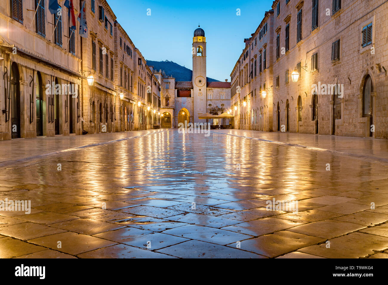 Classic vue panoramique de Stradun célèbre, la rue principale de la vieille ville de Dubrovnik, dans un beau matin avant le lever du soleil à l'aube au crépuscule en été Banque D'Images