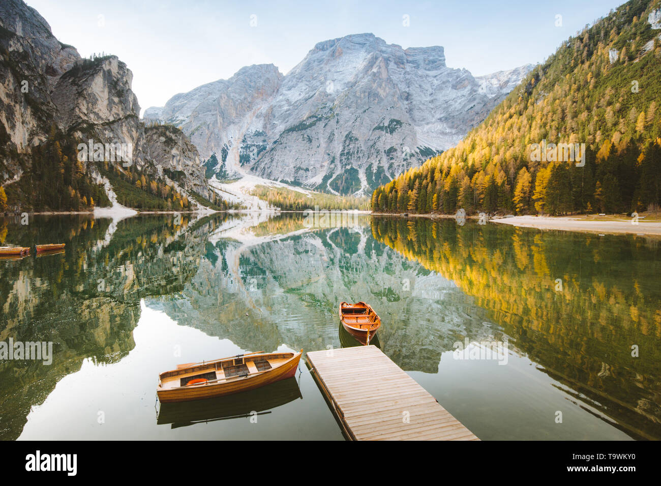 Belle vue sur les barques traditionnelles en bois sur Scenic Lago di Braies dans les Dolomites en lumière du matin au lever du soleil, le Tyrol du Sud, Italie Banque D'Images