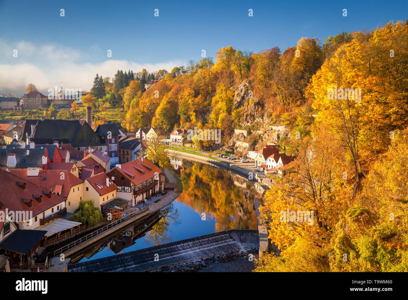 Vue panoramique sur la ville historique de Cesky Krumlov, un site classé au Patrimoine Mondial depuis 1992, dans la belle lumière du matin au lever du soleil d'or Banque D'Images