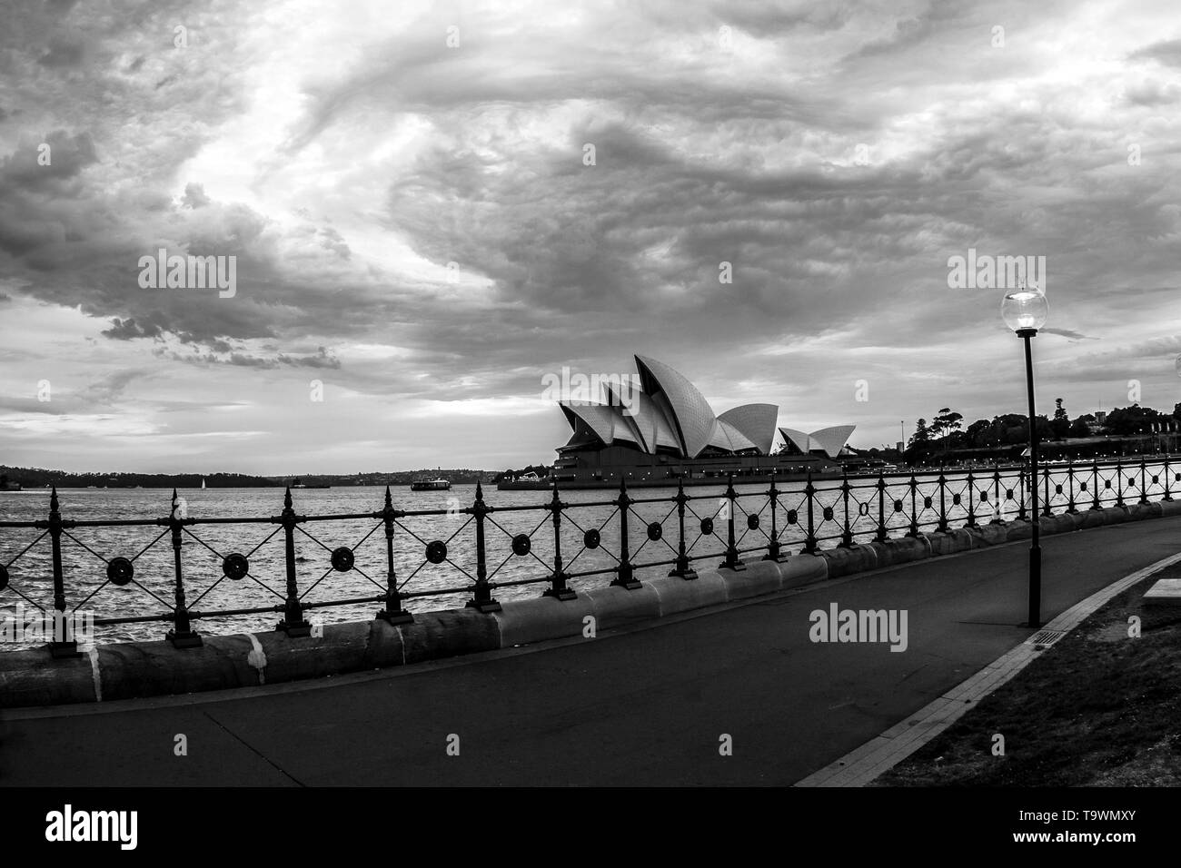 Sydney, Australie - 11 janvier 2009 : Opera House de la promenade. L'Opéra est perçu à travers l'eau du port de Sydney. Banque D'Images
