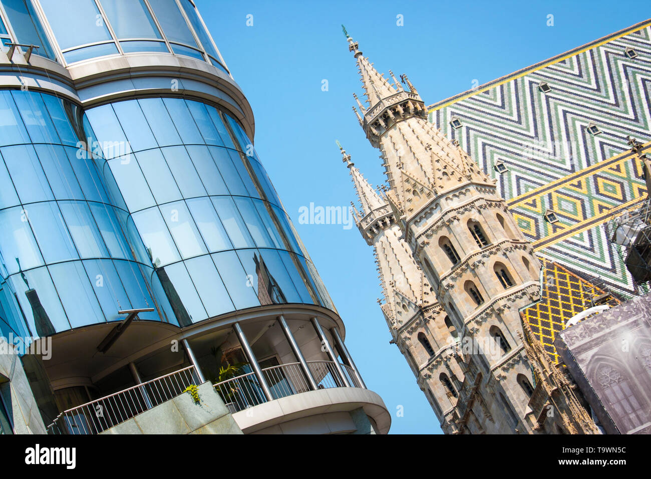 Belle vue de Haas Haus avec célèbre cathédrale St. sur une journée ensoleillée à Vienne, Autriche Banque D'Images