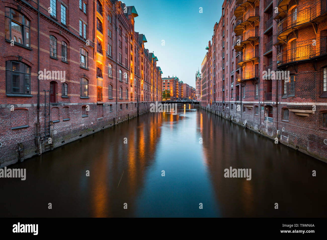 La vue classique du célèbre quartier des entrepôts de Speicherstadt Hamburg, Site du patrimoine mondial de l'UNESCO depuis 2015, allumé dans le magnifique crépuscule Banque D'Images