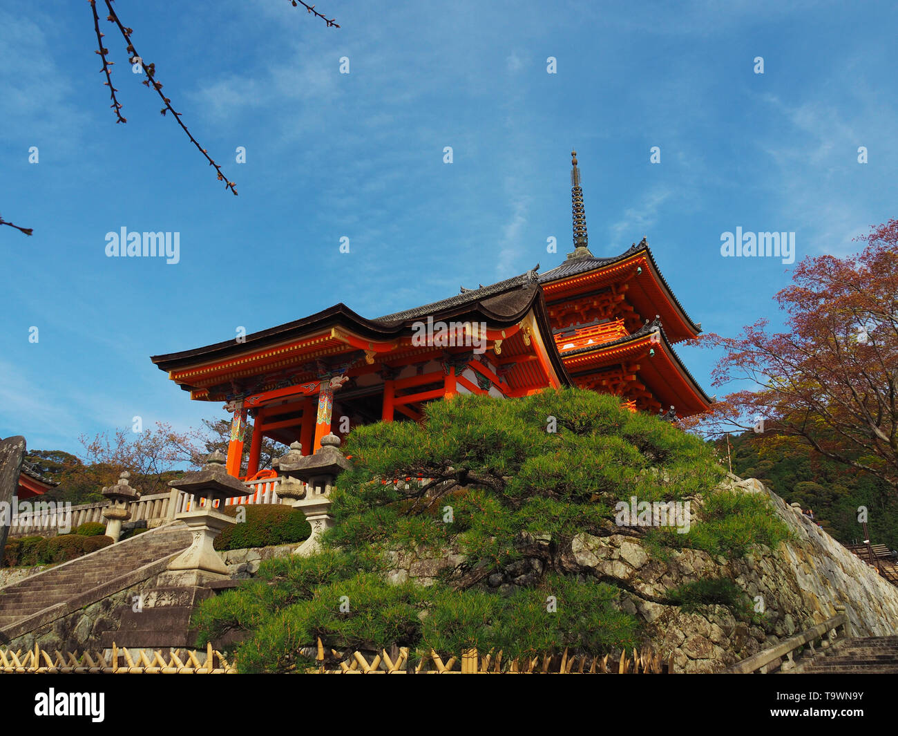 Le temple Kiyomizu-dera à Kyoto avec sky et escaliers Banque D'Images