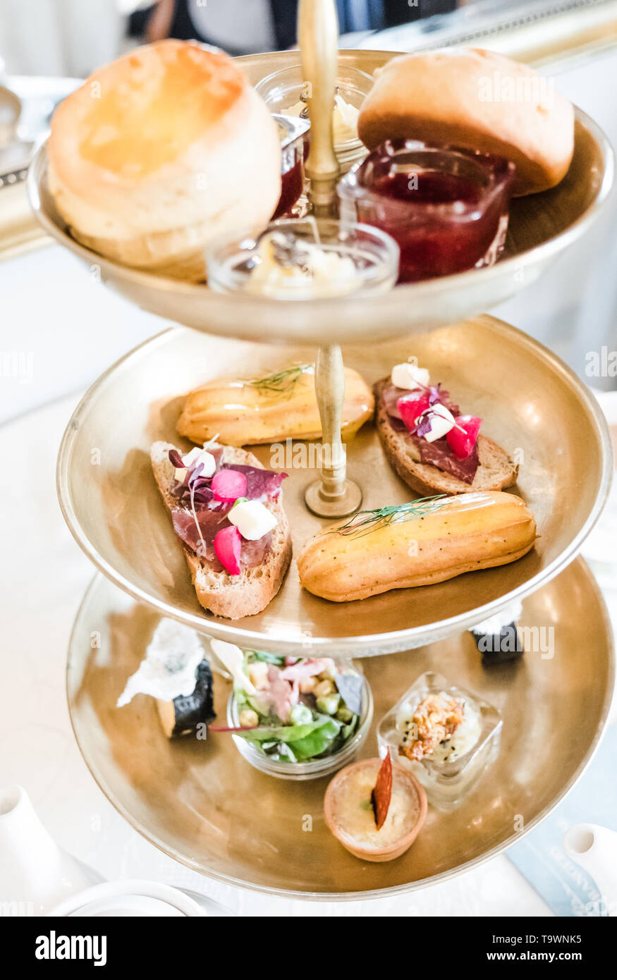 Un Cake Stand Plein De Delicieux Gateaux Pour Un The Anglais L Apres Midi Photo Stock Alamy