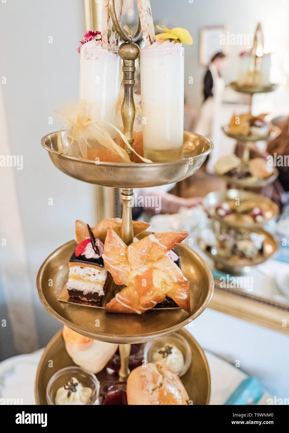 Un Cake Stand Plein De Delicieux Gateaux Pour Un The Anglais L Apres Midi Photo Stock Alamy