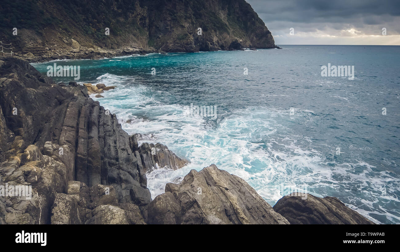 La côte italienne robuste dans les Cinque Terre, La Spezia, Italie Banque D'Images