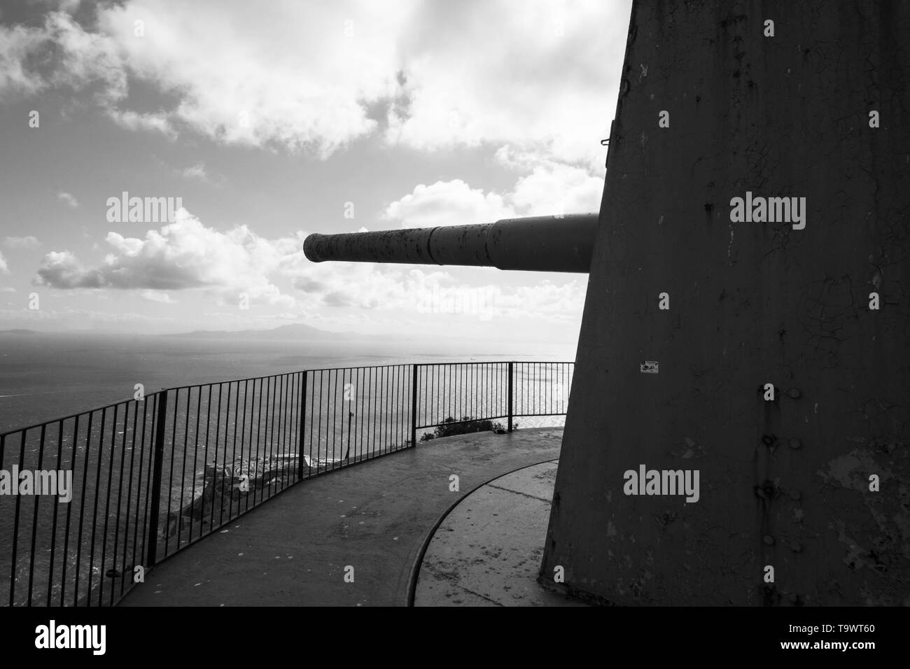 Gun a signalé la mer à Gibraltar guerre mondiale britannique deux chemins de fer blindés nuages sombre duveteux grande attaque protégeant protéger l'invasion allemande tournant Banque D'Images