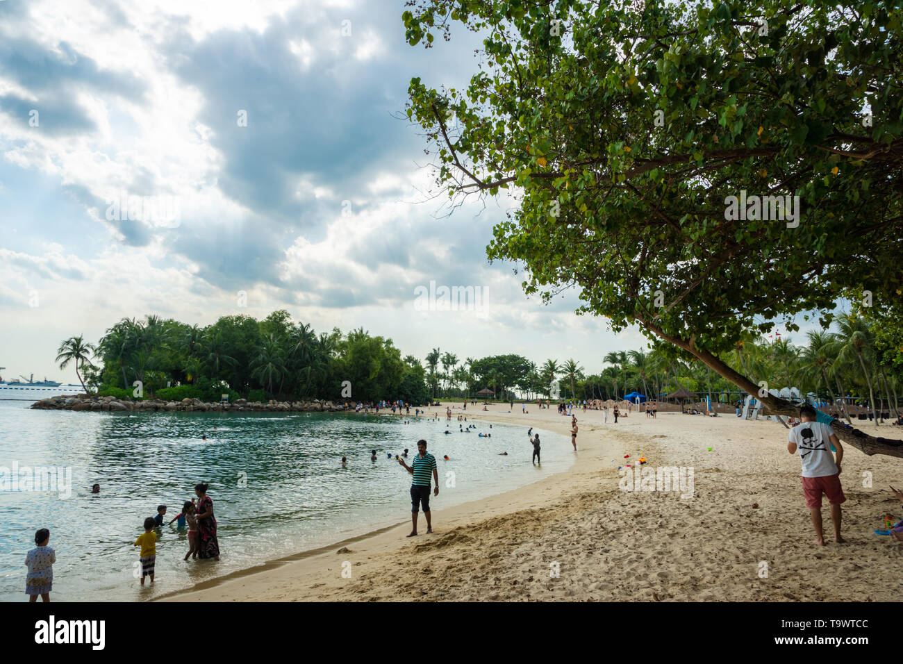 Singapour - Janvier 2019 : les gens à la plage de Siloso à l'île de Sentosa à Singapour. C'est une plage artificielle avec un sable prises à partir de la Malaisie Banque D'Images