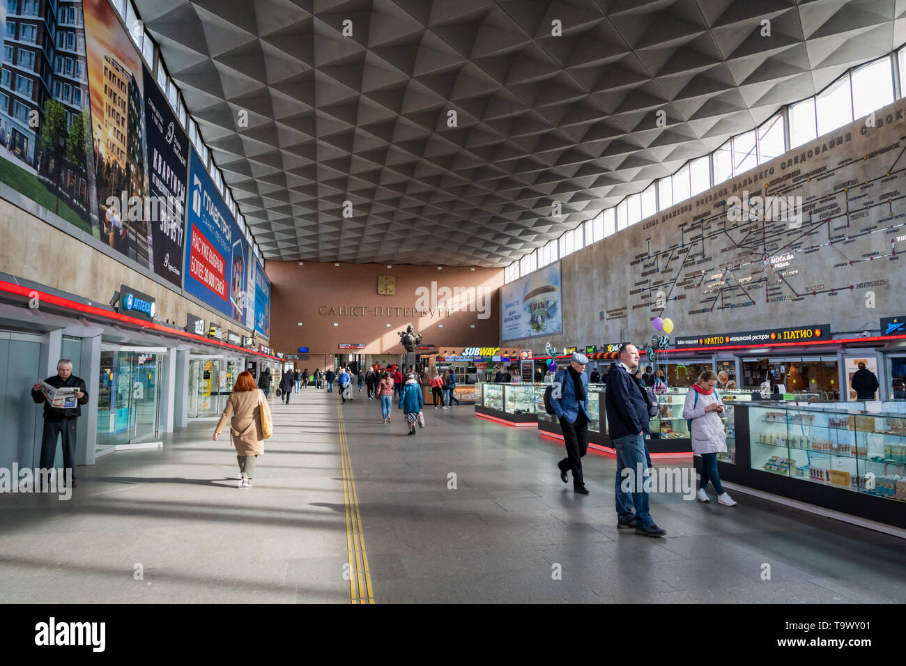 Saint Petersburg, Russie - Mai 2019 : l'architecture de la gare de Moscou et les passagers à Saint-Pétersbourg, en Russie. Banque D'Images