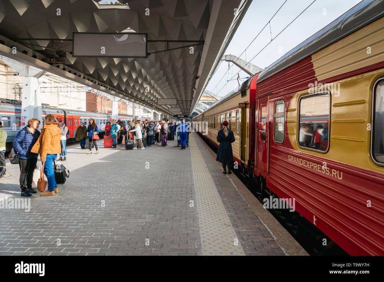 Saint Petersburg, Russie - Mai 2019 : Grand Express train de nuit à la plate-forme à Saint Petersburg Moscau gare. Banque D'Images