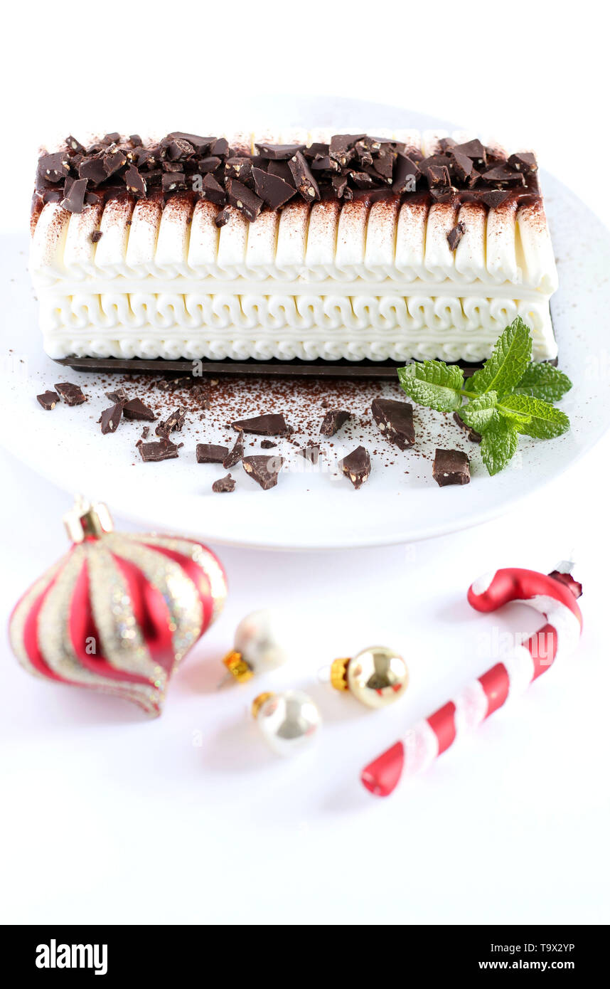 Gateau De Noel A La Creme Glacee Avec Des Copeaux De Chocolat Sur Fond Blanc Decorations De Noel Photo Stock Alamy