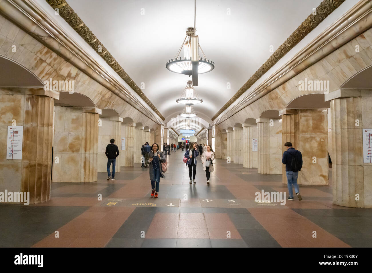 Moscou, Russie - Avril 2019 : Les passagers à la station de métro de Moscou, en Russie. Le métro de Moscou est un système de transit rapide desservant Moscou, Russie Banque D'Images