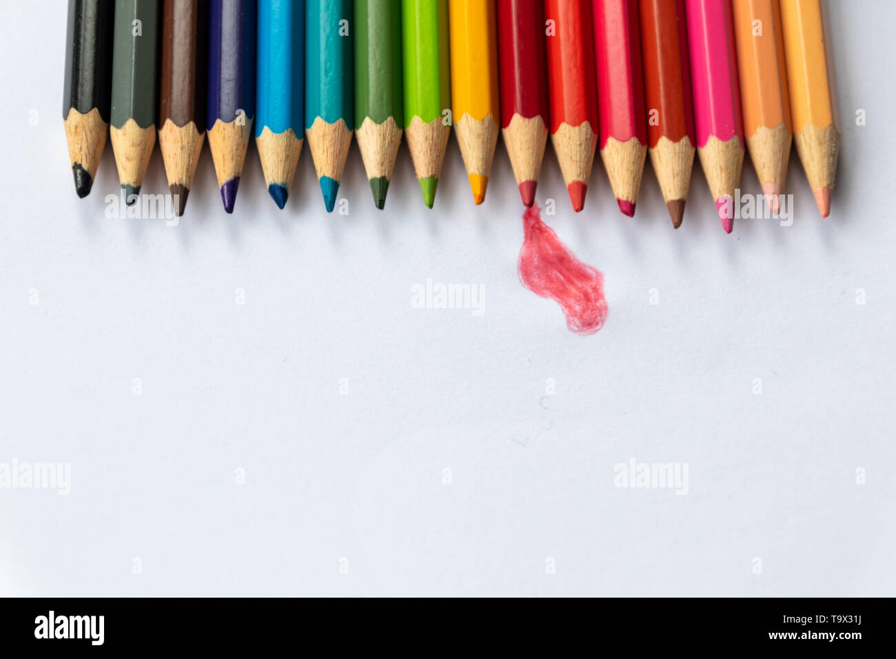 Jeu de crayons de couleur aux couleurs arc-en-ciel attendre leur première photo avec un élève, un étudiant ou un tiroir comme crayon bleu, rouge et jaune Banque D'Images