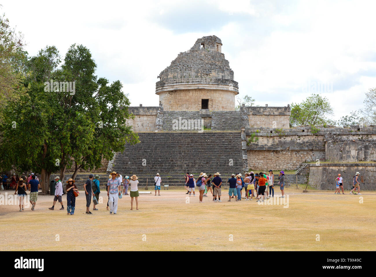 Les touristes à la recherche à l'Observatoire, également connu sous le nom d'El Caracol, Chichen Itza au Mexique ; les ruines mayas, UNESCO World Heritage site, Yucatan, Mexique Banque D'Images