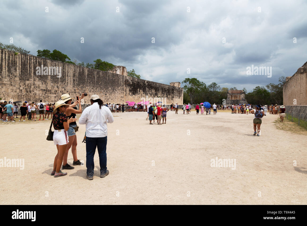 Les touristes à Chichen Itza, ou - le plus grand jeu de balle dans le monde Maya, Chichen Itza ruines mayas, Yucatan Mexique Amérique Latine Banque D'Images