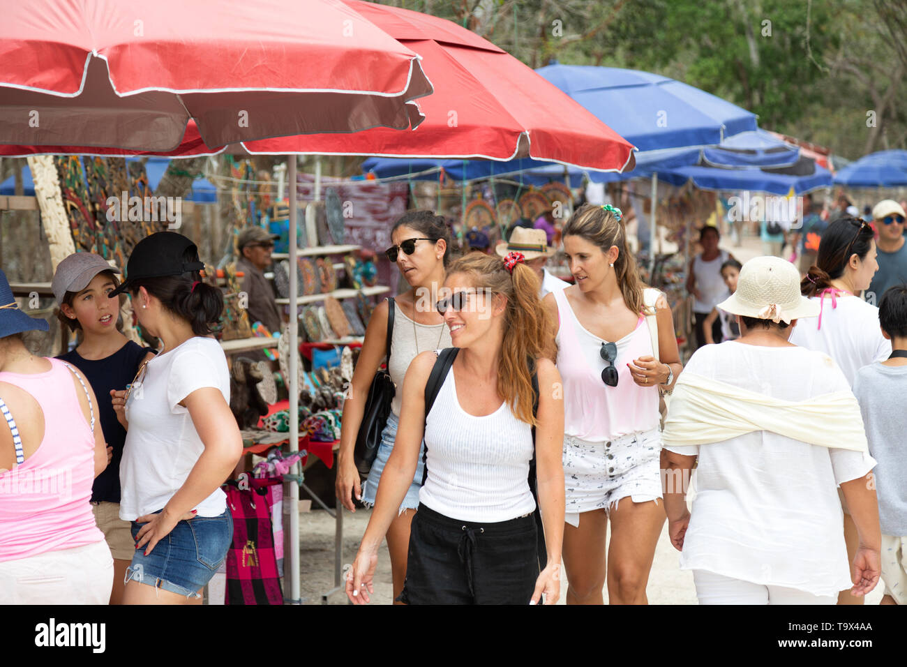 Les touristes, les gens à l'étranger shopping en vacances, tourisme et voyage, Yucatan, Mexique Amérique Latine Banque D'Images