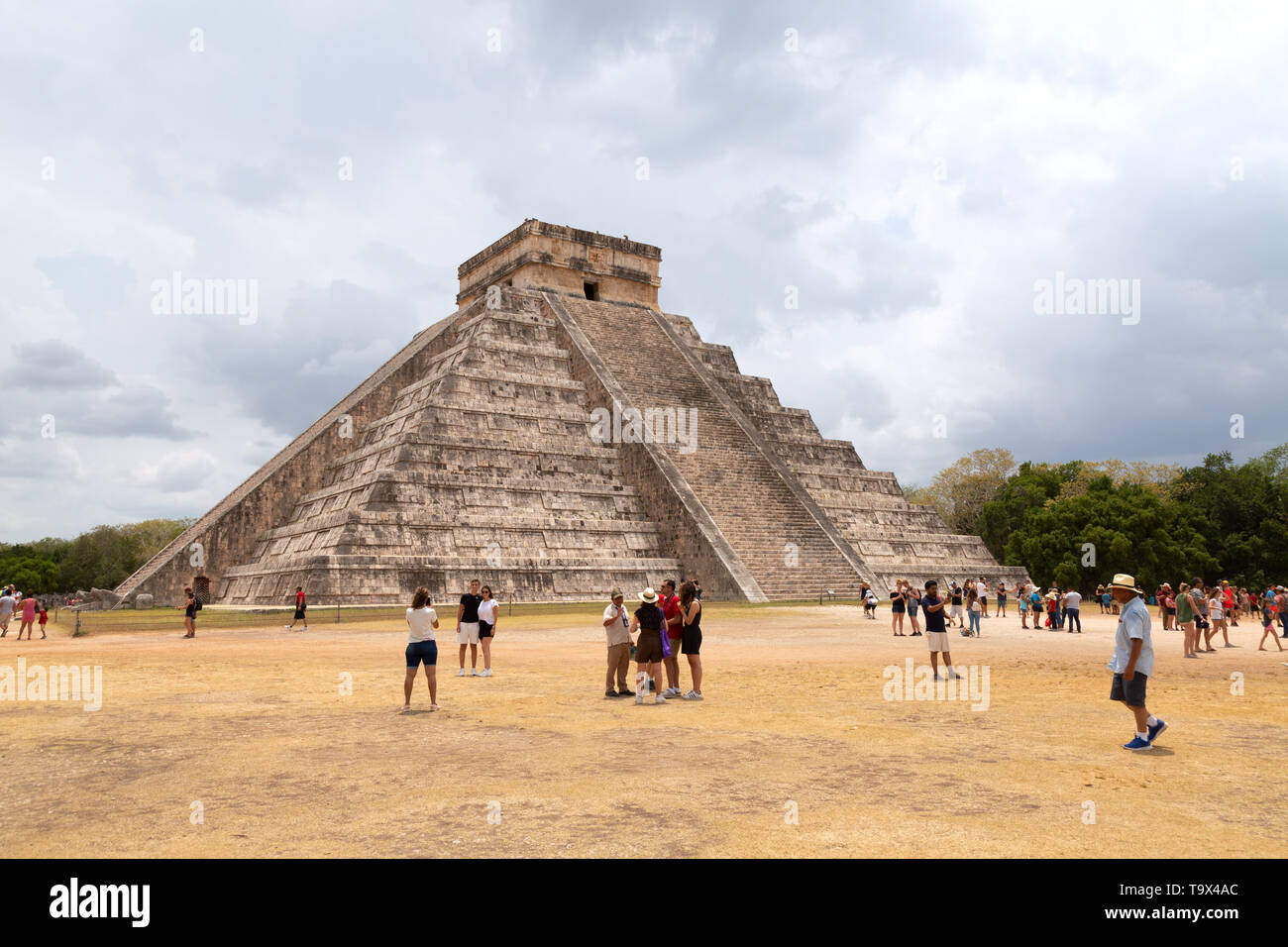 Mexique les touristes au temple de Kukulcan à Chichen Itza ruines maya ; UNESCO World Heritage site, Yucatan, Mexique Amérique Centrale Banque D'Images
