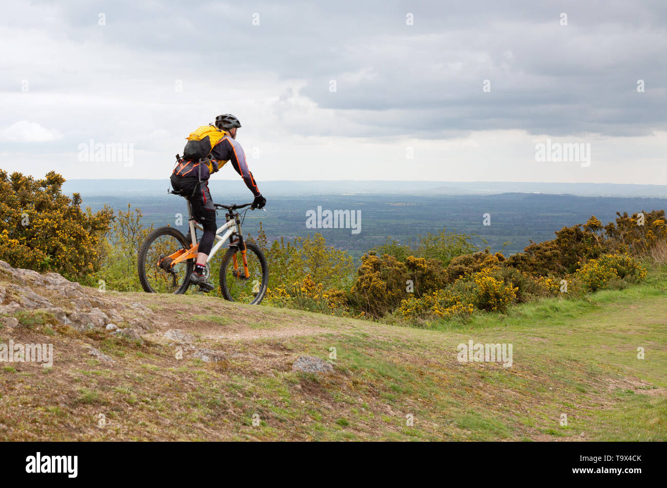 Collines de Malvern à vélo - un homme monté sur un vélo en tenant l'exercice en plein air dans les collines de Malvern, Malvern Worcestershire, Royaume-Uni Banque D'Images