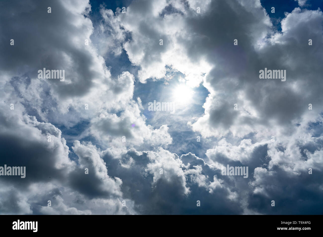 Ensoleillé nuageux ciel bleu ciel Banque D'Images