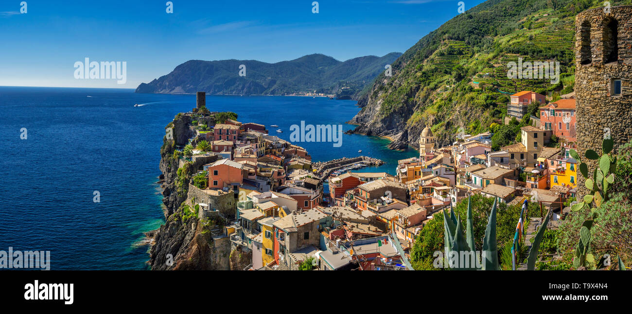 Village de pêcheurs locaux vue Vernazza, du patrimoine culturel mondial de l'UNESCO, les Cinque Terre, Rivera Tu le Levant, province de La Spezia, Ligurie, Italie, Europe Banque D'Images