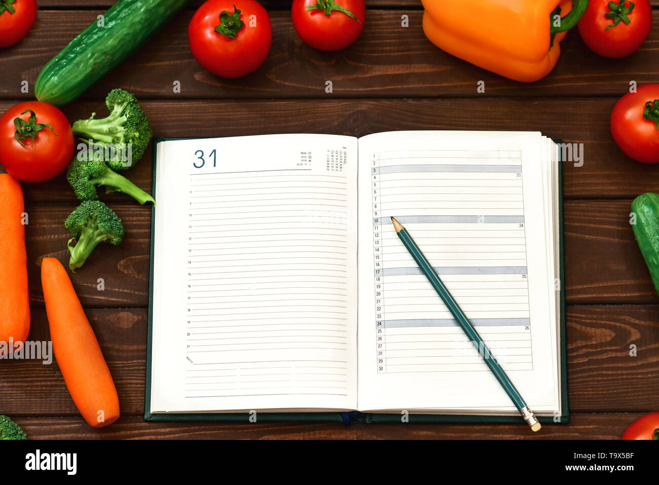 Schéma de l'alimentation, des légumes et de l'image menu de régime plan sur le bloc-notes. Le mec est l'enregistrement d'un programme diététique Recettes de cuisine nouvelle. Banque D'Images