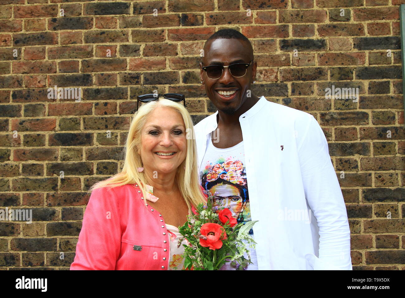 VANESSA FELTZ ET SON PARTENAIRE BEN OFOEDU ONT ASSISTÉ AU SALON DE FLEURS RHS CHELSEA LE 20 MAI 2019. Page du portefeuille de Russell Moore. Banque D'Images