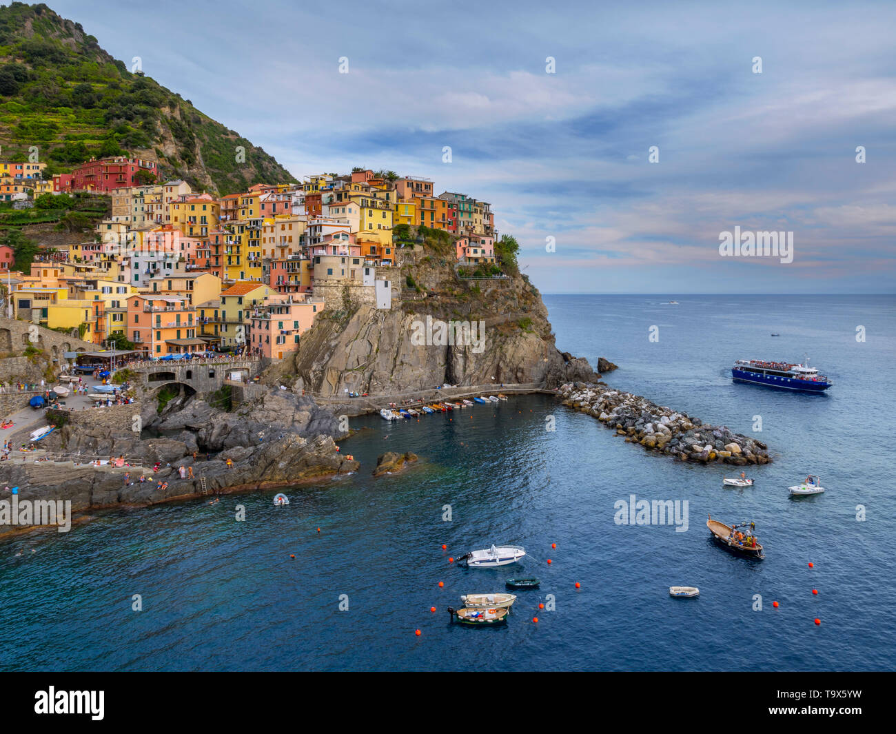 Vue locale avec port et maisons colorées, Manarola, Cinque Terre, La Spezia, Ligurie, Italie, Europe, Ortsansicht mit Hafen und bunten Häusern, Ligu Banque D'Images