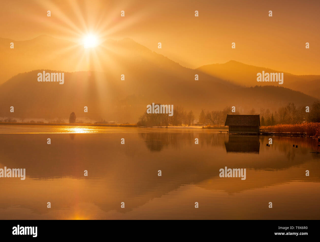 Les hangars à bateaux dans le Kochelsee en hiver, Haute-Bavière, Bavarois, Allemagne, Europe, Bootshäuser am Kochelsee im Winter, Oberbayern, Bayern, Deutschland, Banque D'Images