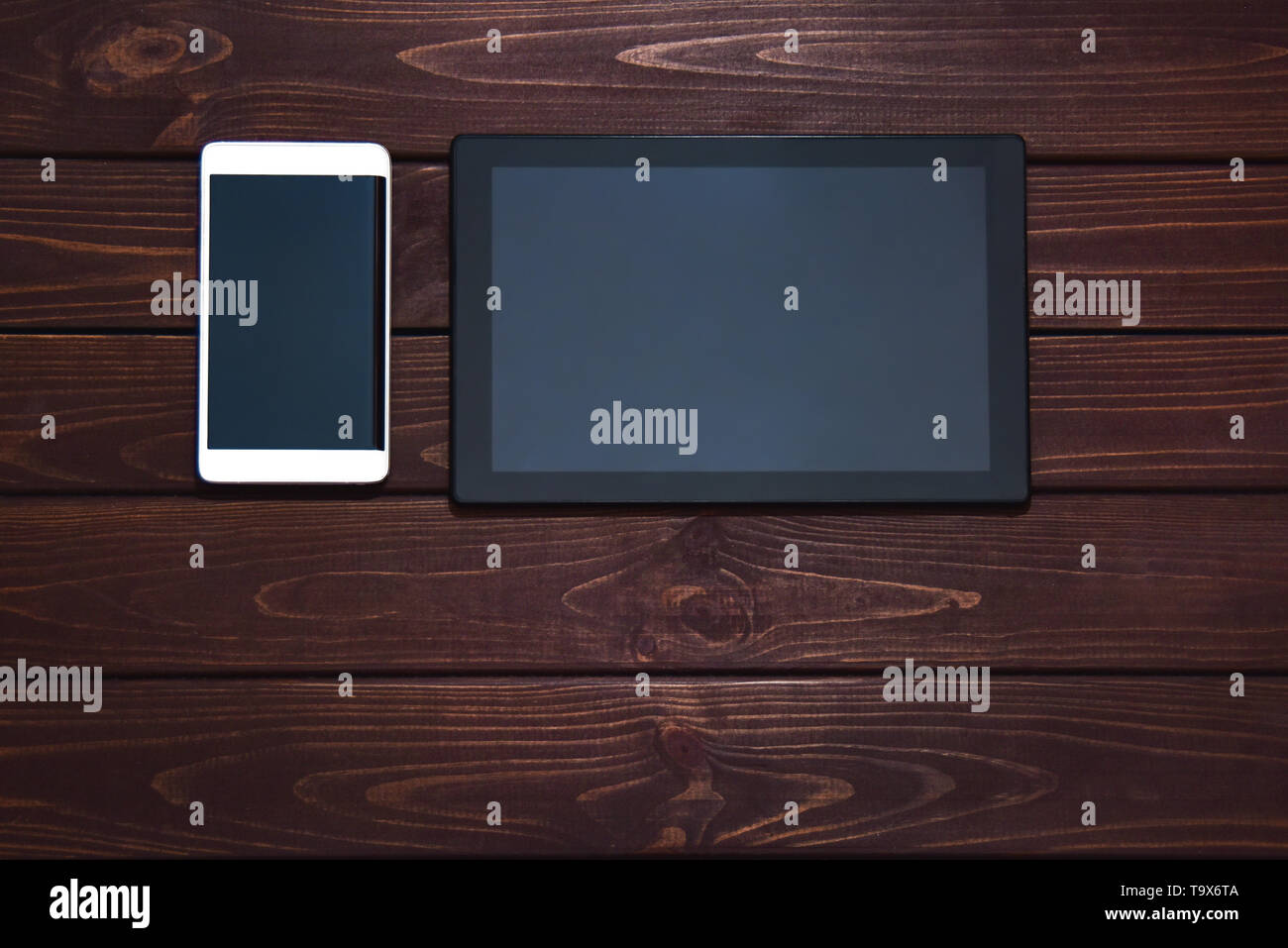 Smart phone moderne et tablet pc sur des tables en bois. technologie concept. gratuitement copyspace Banque D'Images