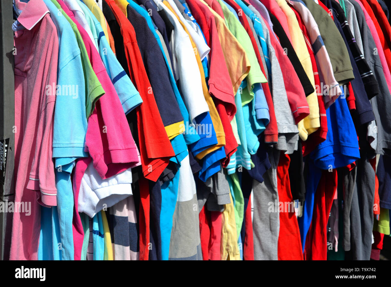 Chemises colorées dans un marché de rue d'Amsterdam, Pays-Bas. Banque D'Images