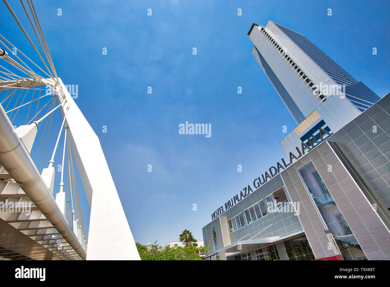 Guadalajara, Jalisco, Mexique-14 Avril 2019 : Entrée de l'hôtel Rui Plaza situé au coeur de Guadalajara près de monument historique d'arches de Guadalaj Banque D'Images